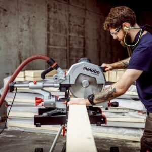 Zajeralna žaga s potezno funkcijo Metabo KGS 305 M 613305000